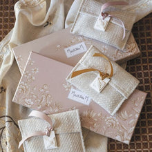 Lade das Bild in den Galerie-Viewer, Set of 2 scented pouches Escale a Sintra - Cotton Blossom.
