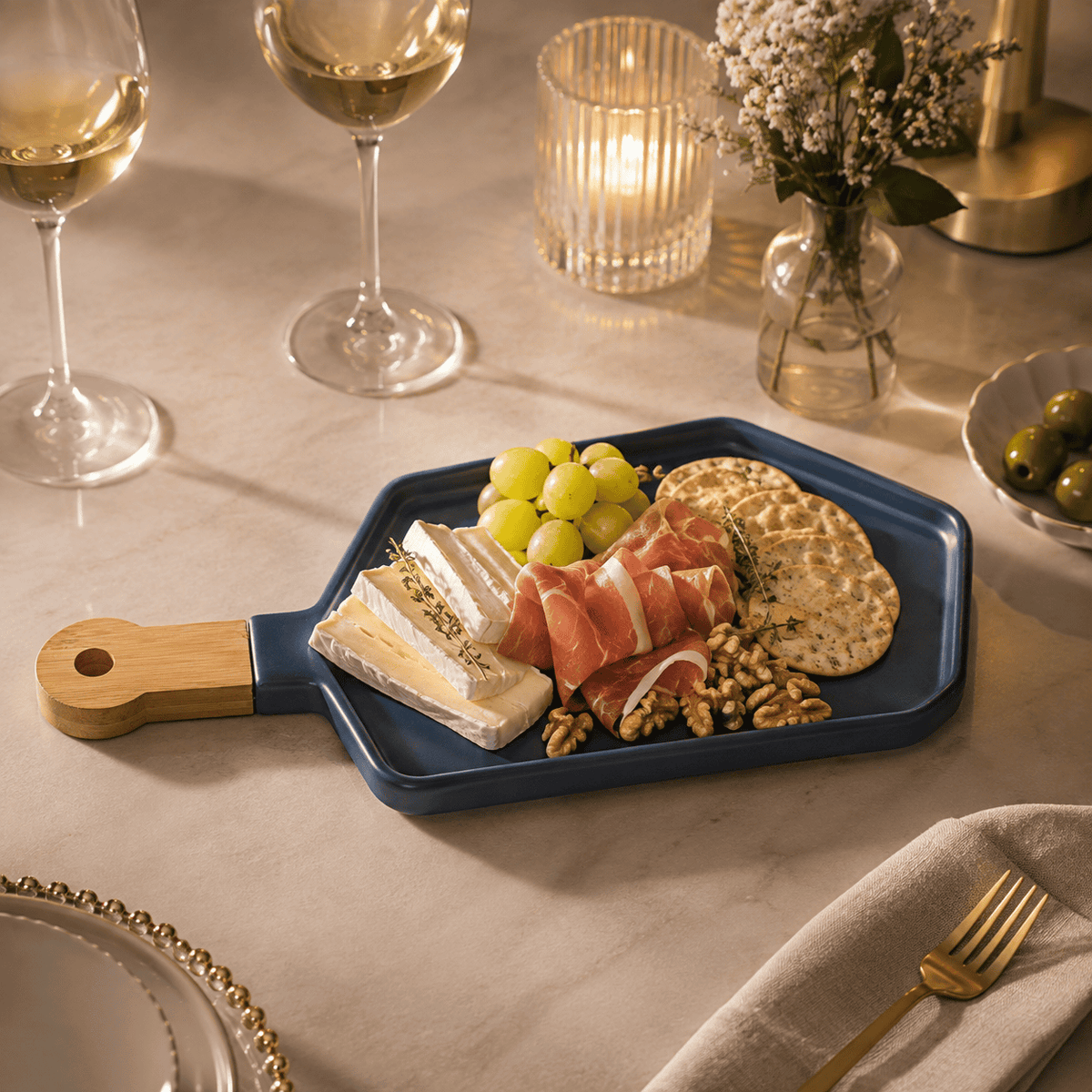 Blue Porcelain Appetiser Board with Wooden Handle – 34.8 × 15.8 cm