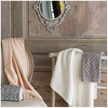 Charger l'image dans la galerie, Guest towel Floral softness.
