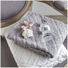 Charger l'image dans la galerie, Guest towel Floral softness.
