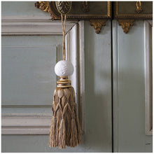 Charger l'image dans la galerie, Royal Tassel scented golden - Rose elixir.
